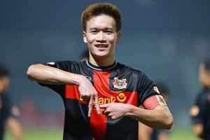 Hoàng Đức ghi siêu phẩm vào lưới PVF-CAND ở vòng 8 V.League