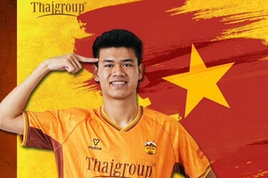 VIDEO: Trung vệ 1m95 ghi bàn phút 100 trận chung kết ngược với Thanh Hóa