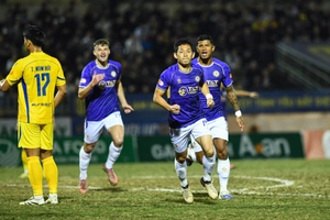 VIDEO: Thủ môn Cao Văn Bình bất lực trước cú sút xa của Hai Long