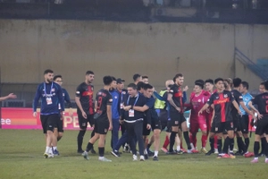 HLV Ninh Bình mất bình tĩnh, xông vào sân phản ứng với trọng tài