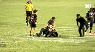 VIDEO: Lionel Messi bị quật ngã trong trận giao hữu hỗn loạn ở Puerto Rico