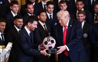 VIDEO: Messi tặng quà cho Donald Trump và bật cười khi Trump nhắc tới Ronaldo