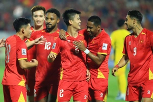 Video: Duy Mạnh dũng mãnh đánh đầu 'xé lưới' Malaysia