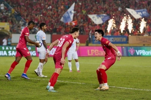 Đình Bắc ăn mừng như thần tượng Ronaldo sau khi xé lưới Nam Định