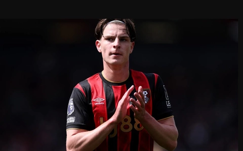 Alex Scott cua Bournemouth duoc MU va Liverpool quan tam.