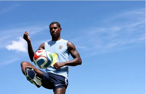 Marcus Rashford dang tham du World Cup cung tuyen Anh.