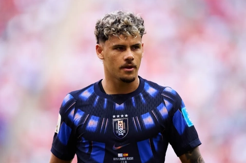 Arsenal va Liverpool theo duoi Maxi Araujo cua Sporting.