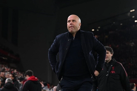 HLV Arne Slot len tieng khen ngoi Arsenal.