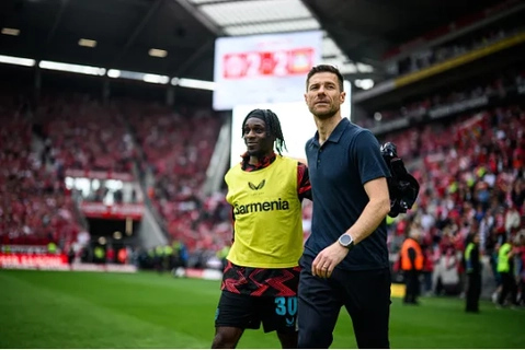 Jeremie Frimpong co the tai hop Xabi Alonso o Chelsea.