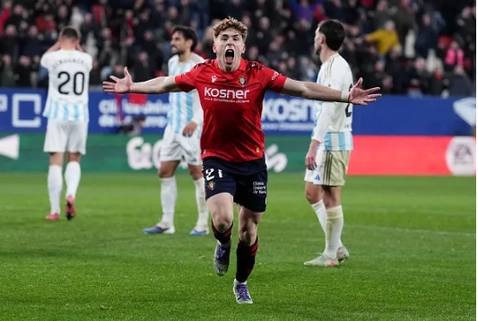 Munoz gia nhap Liverpool sau mot mua giai an tuong tai Osasuna.