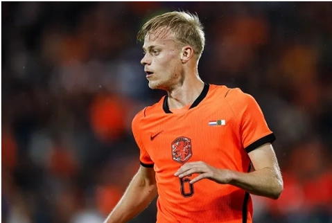 Tottenham muon chieu mo Jan Paul van Hecke cua Brighton.