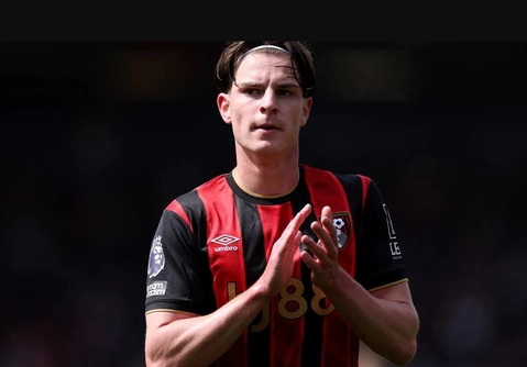 Arsenal cung muon co Alex Scott cua Bournemouth.