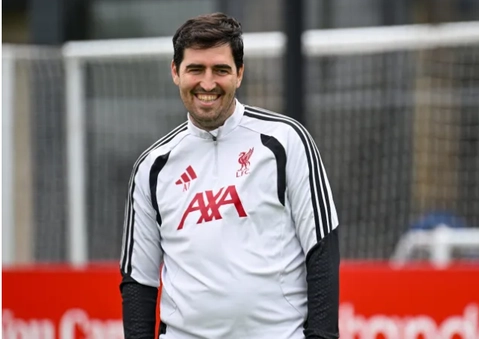 Andoni Iraola duoc khuyen nen dua Alex Scott toi Liverpool.