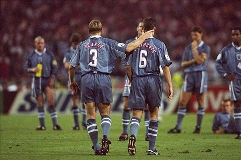 Euro 1996: Cúp bạc đưa tay, mà sao người Anh chẳng nắm?