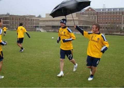 Danh mục vật cấm mang vào sân tại Euro 2016: Có cả ô và... ghế