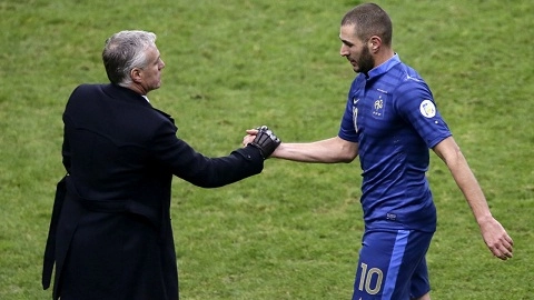 Benzema ủng hộ Cantona, cáo buộc HLV Deschamps phân biệt chủng tộc