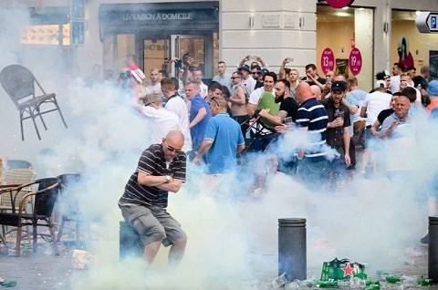 CĐV Anh lại làm loạn ở Marseille, khiêu chiến với IS