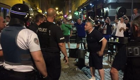 Chùm ảnh: Hooligan Anh quậy tung cả Marseille trước thềm Euro 2016