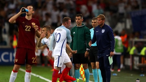 HLV Roy Hodgson giải thích lý do rút Rooney khỏi sân