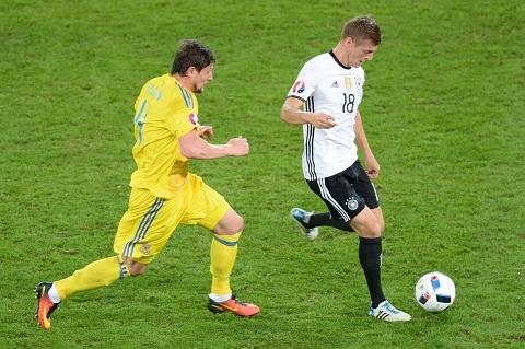 Dư âm Đức 2-0 Ukraine: Ngày xuất thần của Mustafi và Toni Kroos