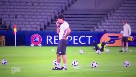 HLV Joachim Loew xin lỗi vì sự mất vệ sinh trên sân cỏ