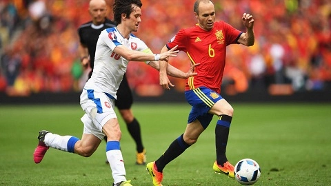 Iniesta tiết lộ kế hoạch của TBN khi đụng phải xe buýt