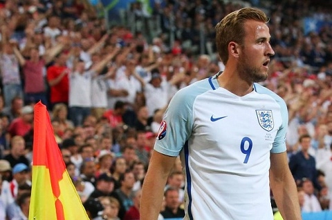 Wilshere lý giải nguyên nhân Kane đá phạt góc