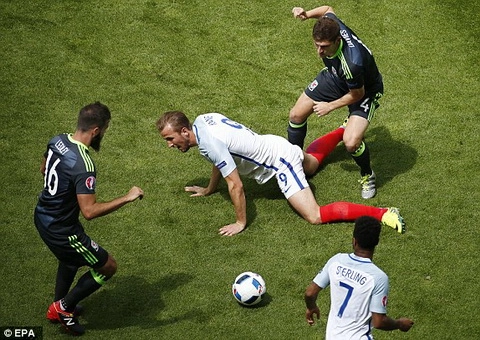 Bóng chạm tay trung vệ Ben Davies (Phút 32, Anh vs Wales)