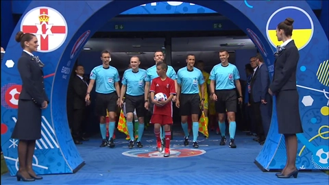 Hai đội bước ra sân chuẩn bị cho trận đấu Ukraine vs Bắc Ireland