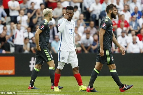 Sturridge sút bóng vọt xà (Phút 66, Anh vs Wales)