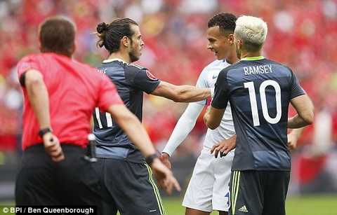 Trung vệ Gary Cahill đánh đầu vọt xà (Phút 90, Anh vs Wales)