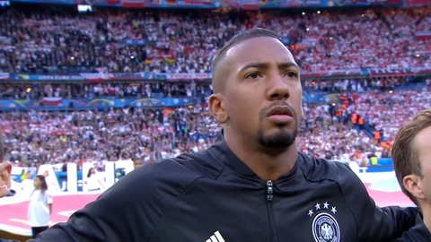 Các cầu thủ Đức hát quốc ca trước trận đấu với Ba Lan