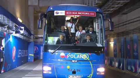 Đội Ba Lan có mặt trên Stade de France chuẩn bị cho trận đấu