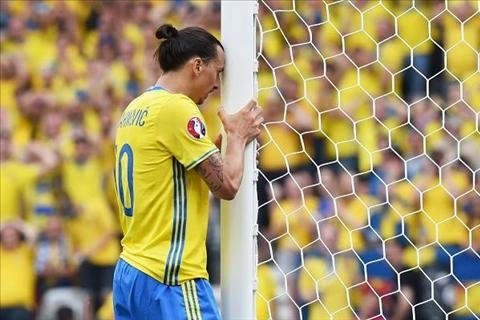 Ibrahimovic và các đồng đội lập kỷ lục siêu tệ sau trận thua Italia