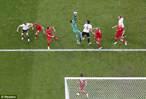 Mario Gotze đánh đầu vọt xà (Phút 4, trận Đức vs Ba Lan