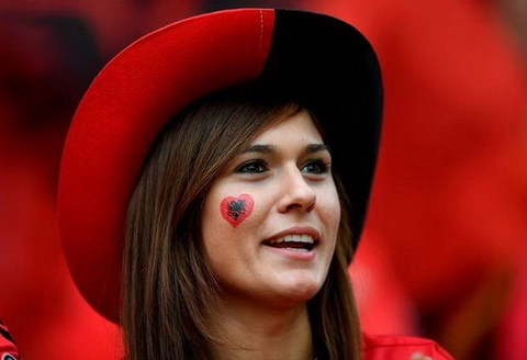 Những bóng hồng xinh đẹp trên các khán đài tại Euro 2016