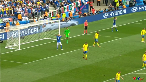 Tiền vệ Parolo bị xà ngang từ chối bàn thắng (P83, Italia vs Thụy Điển)