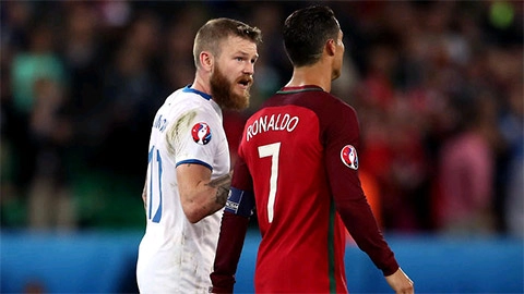 Báo chí đã xuyên tạc sự thật vụ Ronaldo từ chối đổi áo