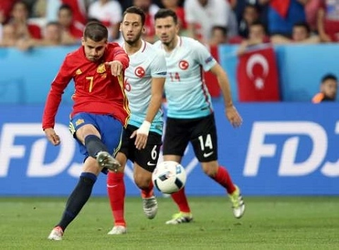 Cú sút xa của Morata bị thủ môn TNK chặn đứng