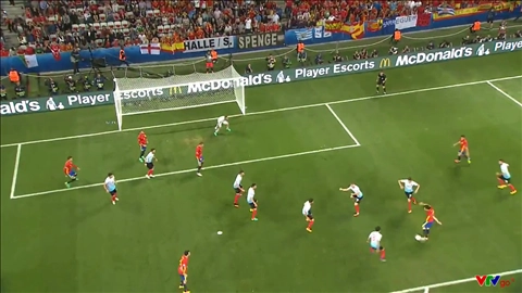 David Silva dứt điểm chệch khung thành trong vòng cấm (P60, TBN vs TNK)