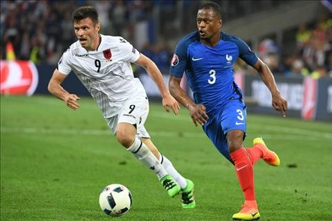 Evra: Ronaldo mà gặp tôi thì tắt điện