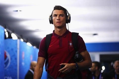 Cris Ronaldo bị yêu cầu phải xin lỗi vì ném micro của phóng viên