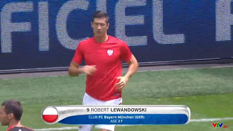 Tiền đạo Robert Lewandowski khởi động trước trận Thụy Sỹ vs Ba Lan