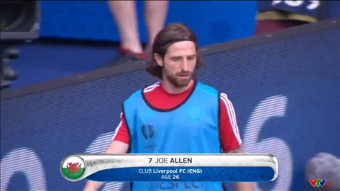 Tiền vệ Joe Allen làm nóng cơ thể trước trận Wales vs Bắc Ireland
