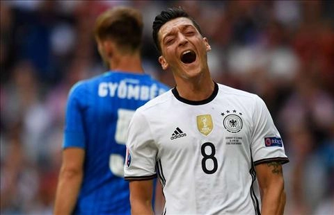 Ozil đá hỏng penalty, Đức quay ra đổ tội cho... người Anh