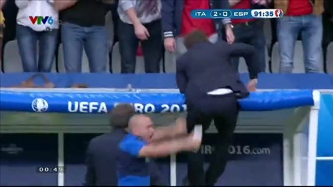 HLV Conte phát khùng sau bàn thắng ấn định tỷ số 2-0 của Pelle