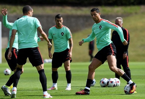 Ronaldo xử lý bóng ngẫu hứng trên sân tập BĐN