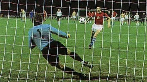 Câu chuyện về cú sút 11m huyền thoại của Panenka