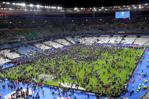 NÓNG: Phát hiện túi đồ lạ nghi vấn đánh bom ở sân Stade de France