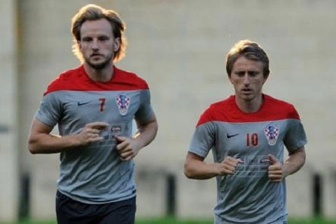 Rakitic đá đểu Iniesta trước giờ G